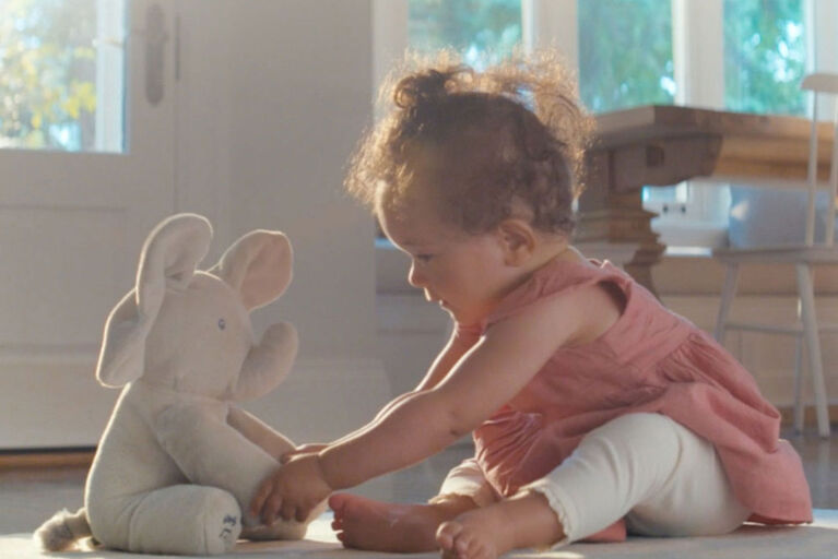 Baby GUND, Peluche animée Flappy l'éléphant, gris, 30,5 cm - Édition  française