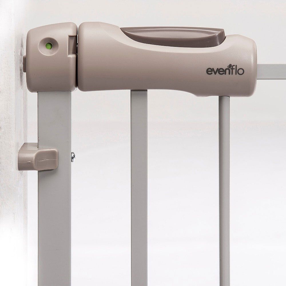 Evenflo Secure Step Top Of Stairs Gate Babies R Us Canada   E91F7C4B 4 